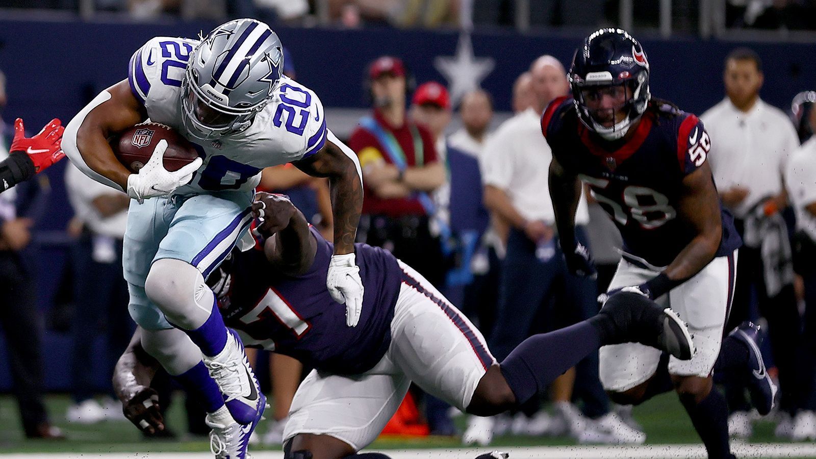 
                <strong>Tony Pollard (RB, Dallas Cowboys)</strong><br>
                Der ewige Backup von Ezekiel Elliott erhält diese Saison mehr Chancen, sein Talent zu zeigen. Durchschnittlich 6,8 Yards pro Lauf holt der 24-Jährige raus, bester Wert der Liga (mindestens 15 Laufversuche). Auch im Passspiel wird der ehemalige Viertrunden-Pick hin und wieder bedient. Seine acht Targets münzte er in acht Catches für 65 Yards um. Zusammen mit "Zeke" bildet er eines der dynamischsten Running-Back-Duos der Liga.
              