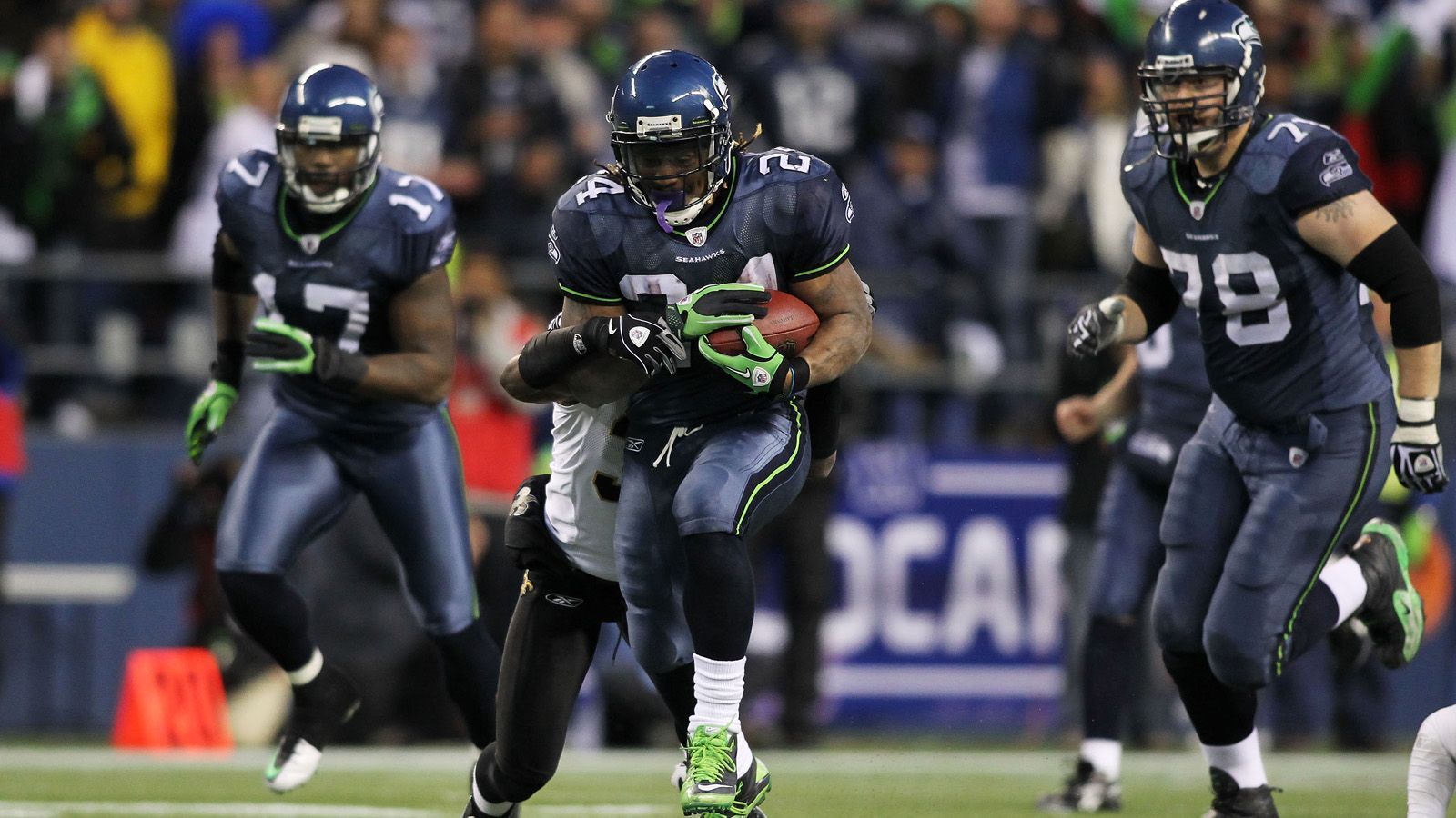 
                <strong>New Orleans Saints @ Seattle Seahawks (36:41, 8. Januar 2011, NFC Wild Card Round)</strong><br>
                "Beast Quake" - damit ist eigentlich alles gesagt. Der Touchdown-Lauf über 67 Yards von Marshawn Lynch ist längst NFL-Geschichte. Nicht weniger als neun Tackles wehrte er ab, umkurvte die Gegner und entledigte sich Tracy Porter obendrein mit einem Stiff Arm. Der anschließende Jubel der "Hawks"-Fans auf den Rängen löste sogar ein kleines Erdbeben aus - daher der zweite Teil der speziellen Spielzug-Bezeichnung. Den vorentscheidenden Nackenschlag erlitten die Saints schon im dritten Viertel, als sie punktlos blieben und die Gastgeber von 24:20 auf 34:20 davonziehen. Doch erst Lynchs Lauf machte ein großartiges Spiel zu einem herausragenden.
              