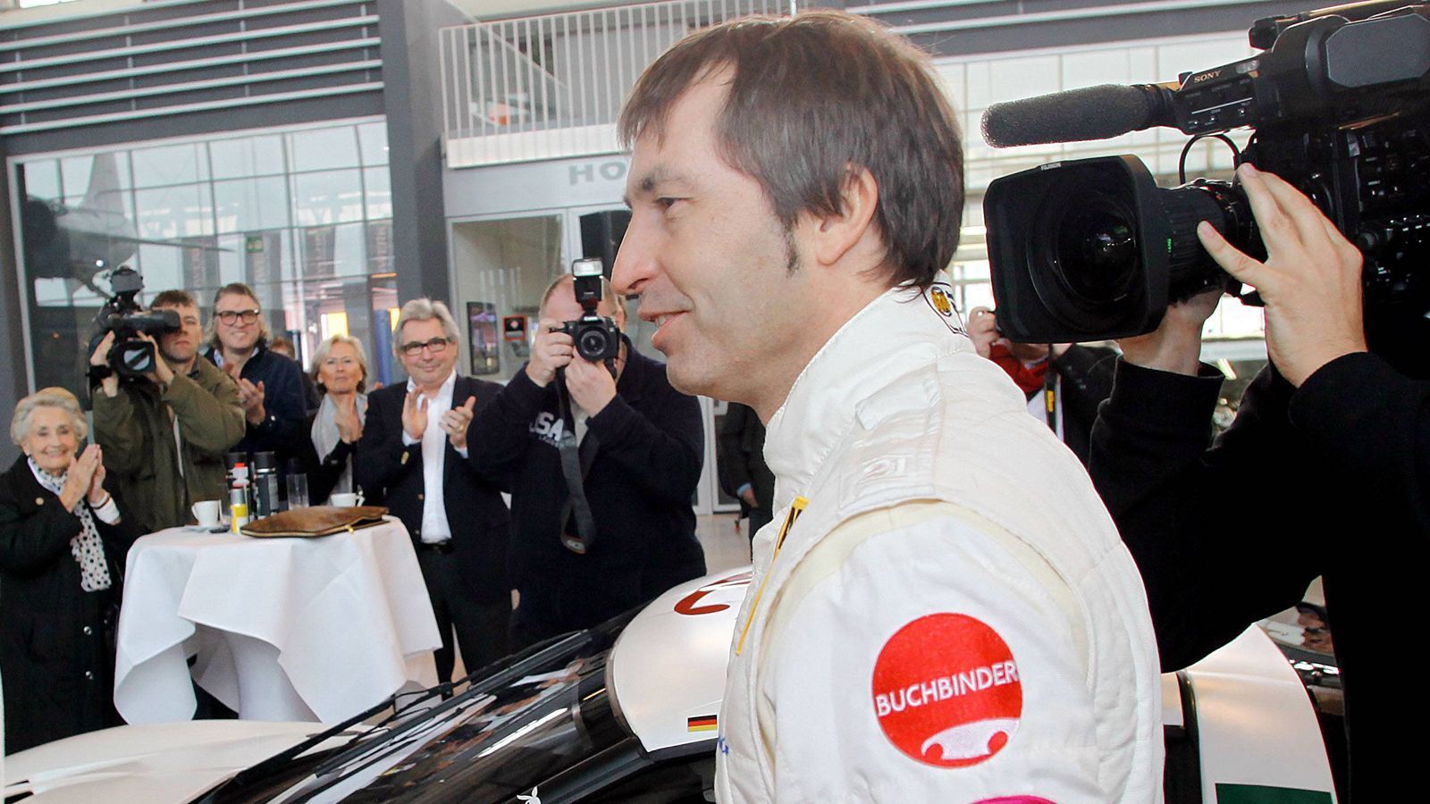 
                <strong>Heinz-Harald Frentzen (157 Formel-1-Rennen)</strong><br>
                Auch wenn er nie an die Popularität von Michael Schumacher herankam, zählte auch Heinz-Harald Frentzen aufgrund des Formel-1-Booms in den 1990er Jahren zu den absoluten Top-Stars des deutschen Sports. Frentzen gewann drei Rennen und wurde im Jahre 1997 sogar Vize-Weltmeister, weil Michael Schumacher aufgrund eines unfairen Manövers gegen Champion Jacques Villeneuve aus der WM-Wertung gestrichen wurde. Nach Beendigung seiner Formel-1-Karriere ging Frentzen in die DTM, blieb aber in drei Jahren ohne Sieg.  
              