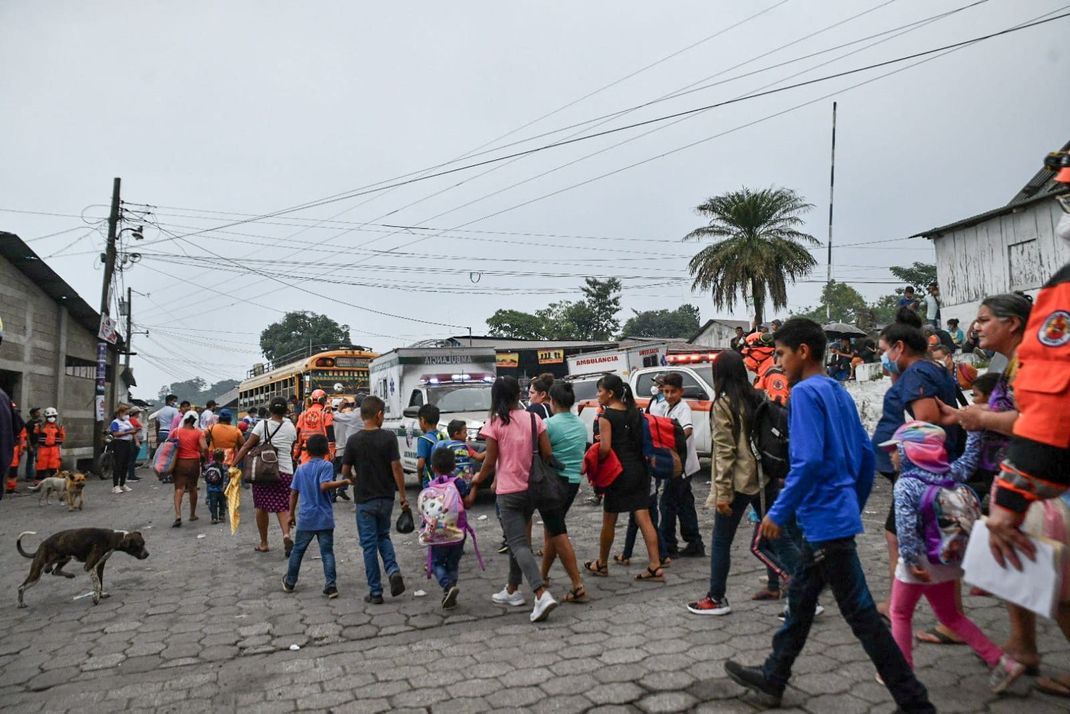 Vulkanausbruch in Guatemala: Mitglieder der guatemaltekischen Katastrophenschutzbehörde (CONRED) evakuieren Einwohner. © REUTERS
