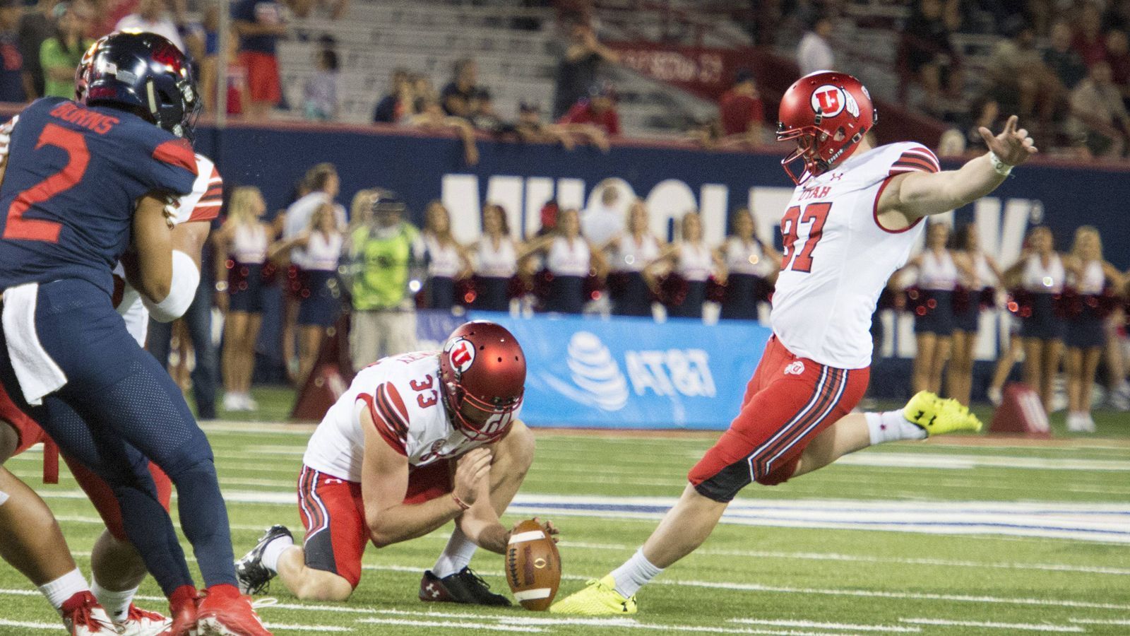 
                <strong>Kicker: Matt Gay (Utah)</strong><br>
                Auch Matt Gay hat gute Chancen, im Draft unterzukommen. Vergangene Saison waren 83,9 Prozent seiner Field Goals und alle Extra-Punkte erfolgreich. Drei seiner fünf Field Goals über mehr als 50 Yards sind geglückt. Das längste Field Goal seiner Karriere erzielte er aus 56 Yards. Seine Kickoffs waren durchgängig gut. Gay hat an seiner Universität auch Fußball gespielt und war Torschützenkönig seiner Mannschaft. Er ist ein Kandidat für die 5. bis 7. Runde.   
              