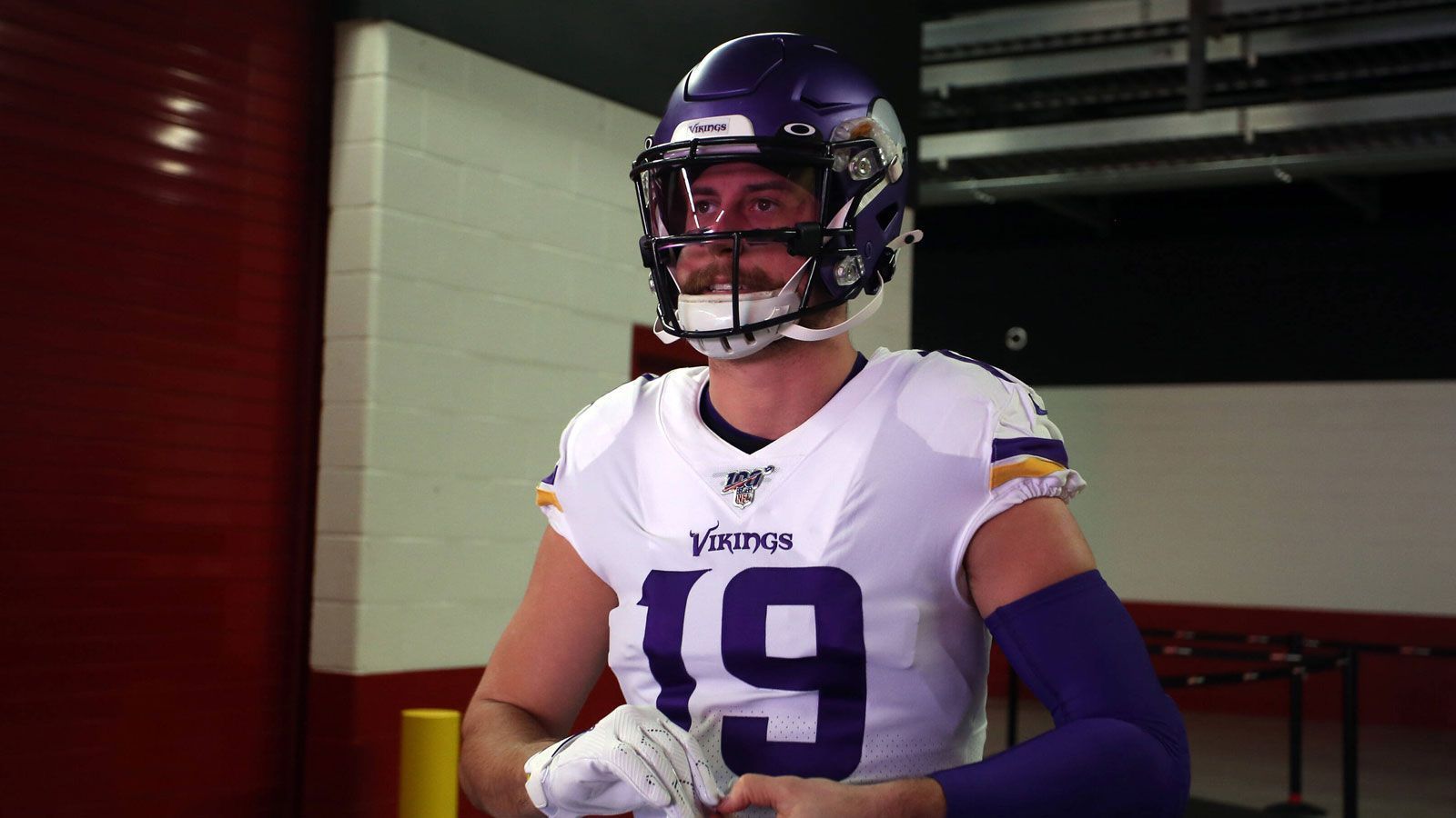 
                <strong>Adam Thielen (Minnesota Vikings)</strong><br>
                Thielen wuchs in Detroit Lakes, einer Stadt nordöstlich von Minneapolis auf und war schon als Kind ein großer Fan der Vikings. Sein damaliges Vorbild war Hall-of-Fame-Wide-Receiver Cris Carter, der seine erfolgreichste Zeit bei den Vikings verbrachte. Thielen meldete sich als Undrafted Free Agent nach dem Draft 2013 zu einem Rookie Tryout bei den Vikings an. Nachdem er in seinen ersten Jahren vermehrt als Special Teamer eingesetzt wurde, konnte sich Thielen 2016 durchsetzen und ist spätestens seit seiner ersten Pro Bowl-Saison 2017 ein fester Bestandteil der Vikings-Offensive.
              