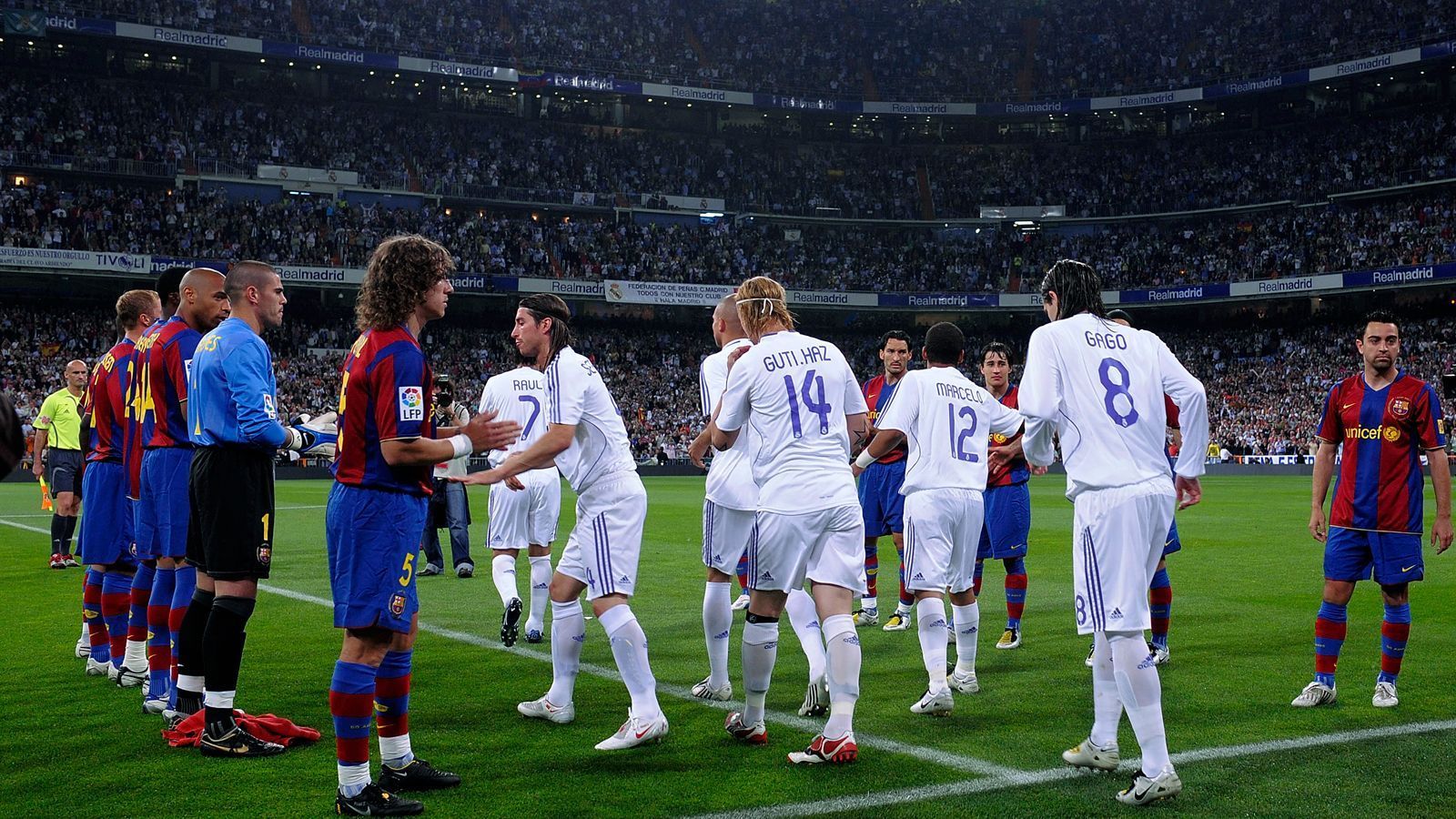 <strong>2008: Ultimative Demütigung für Barca</strong><br>
                Doppelt bitter wurde es für Barcelona im Mai 2008. Zunächst mussten die Barca-Spieler für den bereits feststehenden Meister Real Spalier stehen, als ultimative Demütigung setzte es dann noch eine 1:4-Niederlage im Bernabeu. Die Torschützen für Real: Raul, Arjen Robben, Gonzalo Higuain und Ruud van Nistelrooy. Für Barca erzielte Thierry Henry lediglich den Ehrentreffer.
