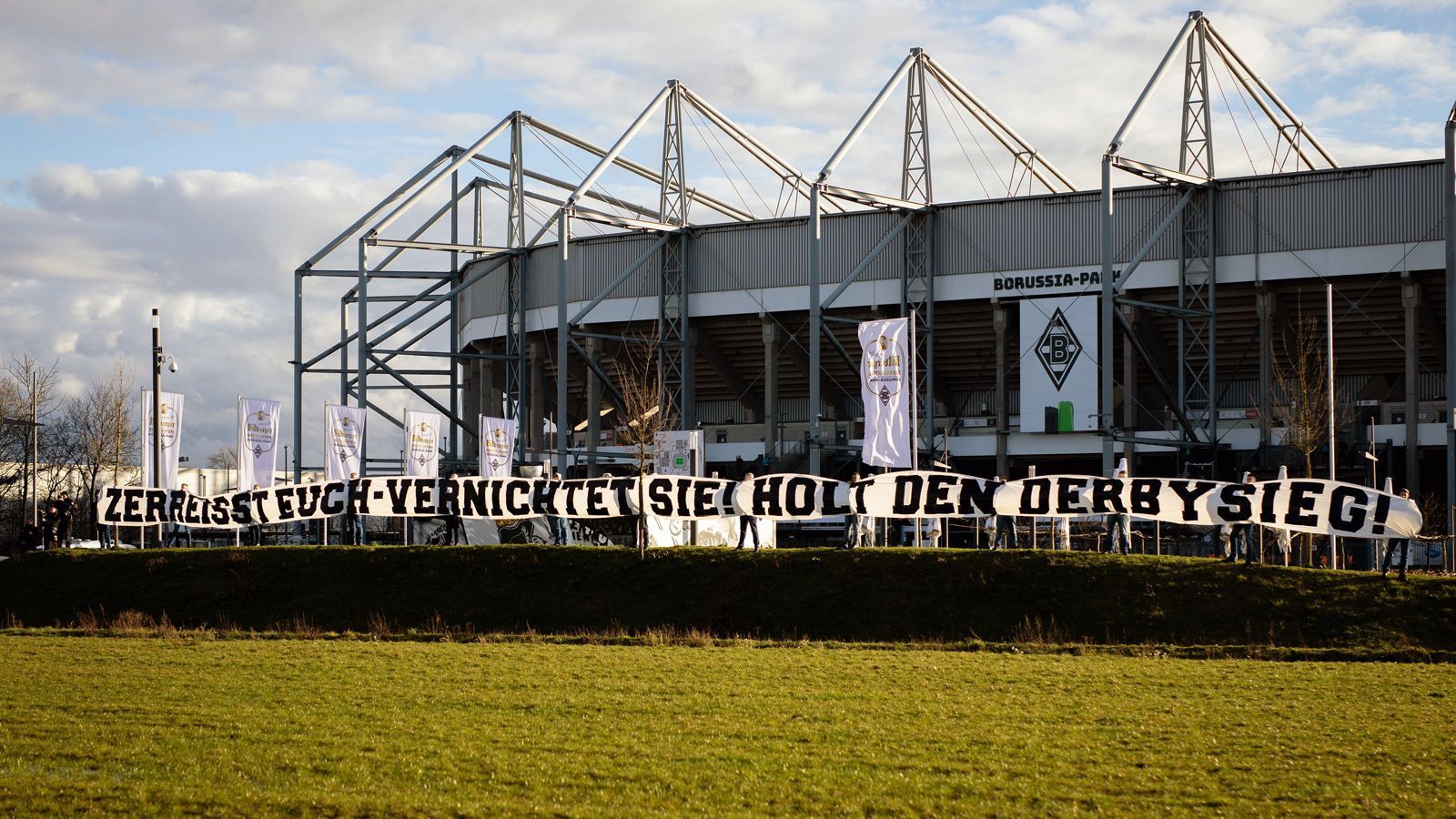 
                <strong>So feiern die Gladbach-Fans den Derbysieg gegen Köln</strong><br>
                Schon auf dem Weg zum Borussia-Park sahen die Gladbacher die klare Botschaft der Fans für das ansonsten auf den Tribünen so emotional von den Anhängern begleitete Duell mit Köln: "Zerreißt euch - vernichtet sie! Holt den Derbysieg!", lautete der "Auftrag" der Gladbacher Anhänger an die Mannschaft - und das Team gehorchte. 
              