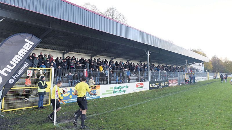 
                <strong>Weiche Flensburg - Holstein Kiel</strong><br>
                Anstoß: Samstag, 7. August, 15:30 UhrStadion: Manfred-Werner-StadionZuschauer erlaubt: 1.200
              