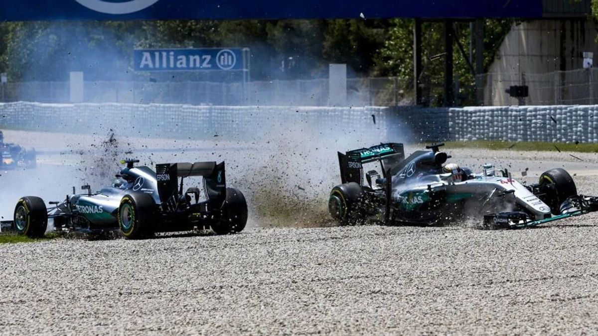Legendär: Rosberg und Hamilton crashen in Barcelona 2016 schon in Runde eins