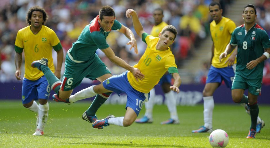 
                <strong>Hector Herrera (Mexiko)</strong><br>
                Beim olympischen Fußballturnier 2012 in London sorgte Mexiko für die große Überraschung: Die relativ namenlosen Truppe um Hector Herrera (li.) sicherte sich die Goldmedaille. Im Finale wurde Brasilien (mit Neymar, Hulk, Oscar und Co.) bezwungen. ran.de zeigt die Superstars, die bereits olympisches Gold gewonnen haben. 
              