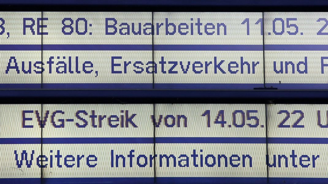 Hamburg: Information zum Streik der EVG sowie weitere Einschränkungen im Bahnverkehr sind auf einer Anzeigetafel im Hamburger Hauptbahnhof zu sehen. 