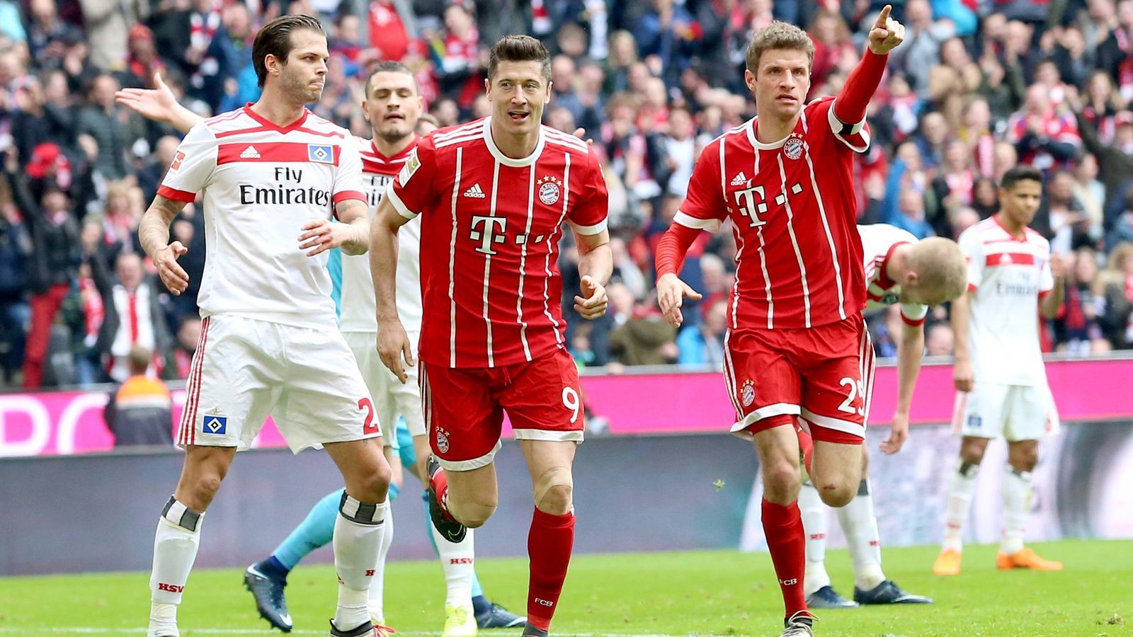 <strong>FC Bayern München&nbsp;- Hamburger SV 6:0 (10. März 2018)</strong><br>Den bislang letzten HSV-Auftritt in der Bundesliga beim FC Bayern gab es im März 2018, damals wenige Wochen vor dem späteren Abstieg der Hanseaten. Obwohl der damalige HSV-Trainer Bernd Hollerbach auf einen Fünferkette in der Abwehr setzte, stand es nach nicht einmal 20 Minuten schon 3:0 für die Bayern. Robert Lewandowski konnte sich drei Mal in die Torschützenliste eintragen, vergab zudem einen Elfmeter.