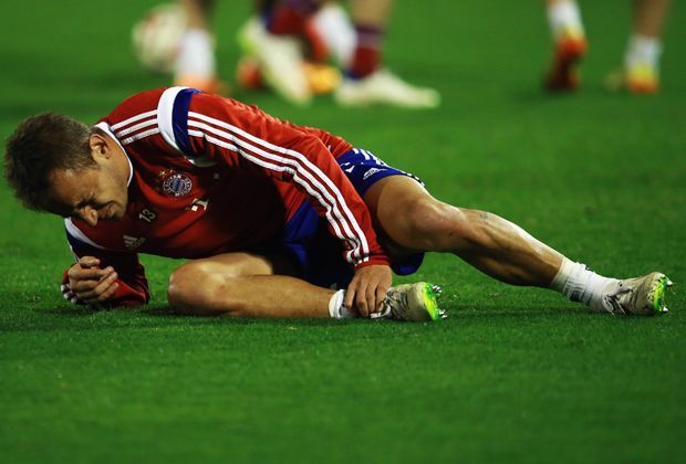 
                <strong>Rafinha (FC Bayern München)</strong><br>
                Im gleichen Training wie Franck Ribery verletzte sich auch Bayerns Außenverteidiger Rafinha. Der Brasilianer fällt mit einer Außenbandverletzung ebenfalls voraussichtlich zwei Wochen aus.
              