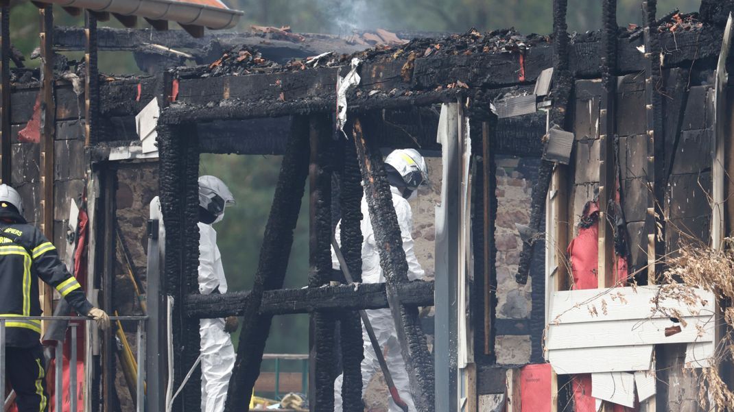 Rettungskräfte sind an der Unglücksstelle im Einsatz.