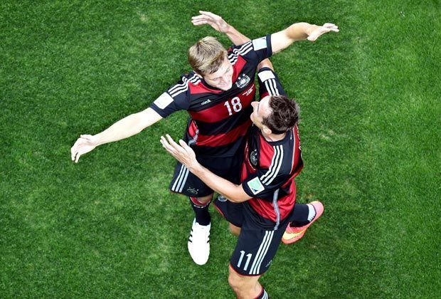 
                <strong>Ohne Worte</strong><br>
                Der von der FIFA gekürte "Man of the Match" jubelt mit dem frisch gekürten "WM-Rekordtorschützen".
              