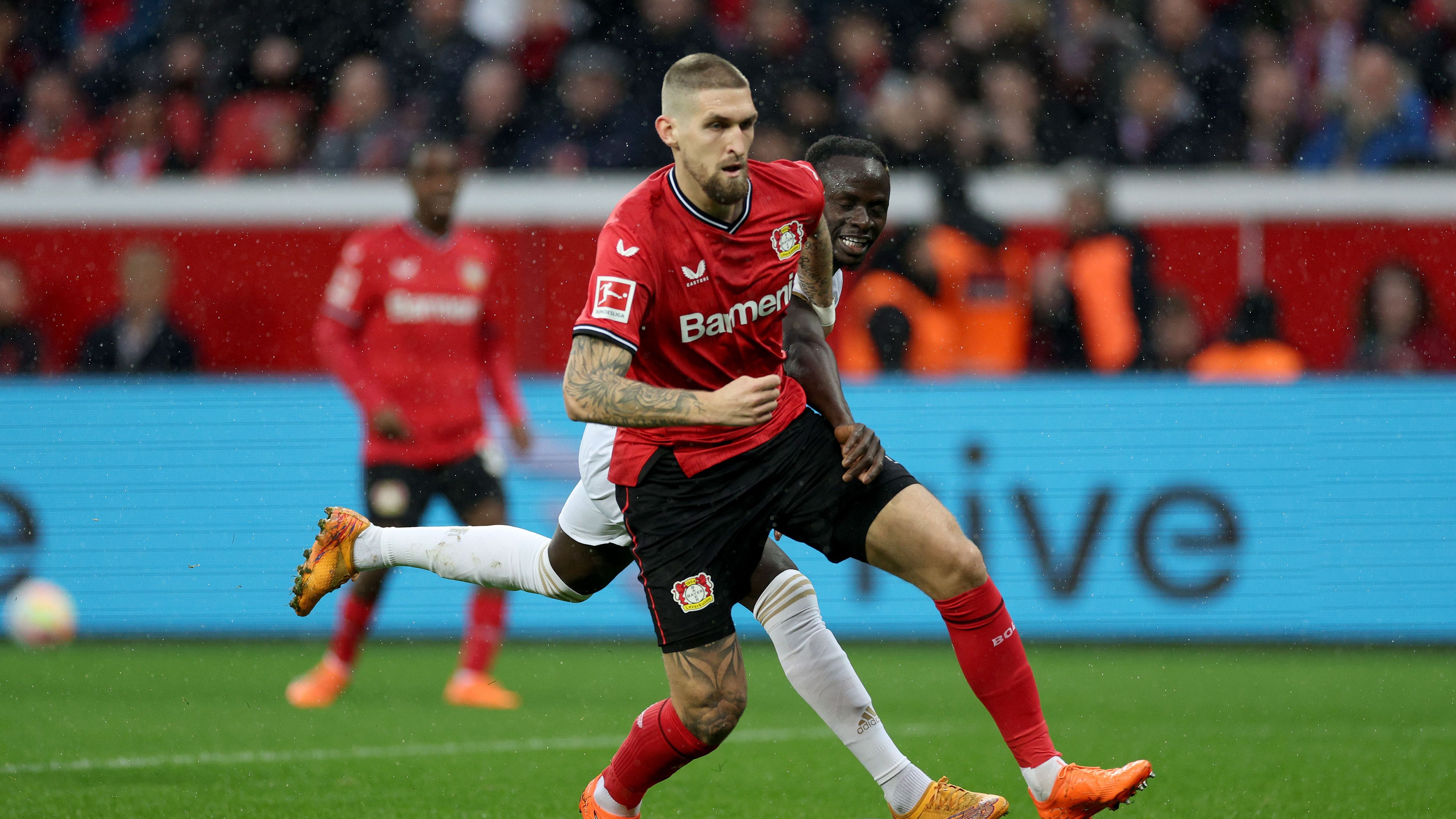 <strong>Robert Andrich (0 Länderspiele)<br></strong>Einer der möglichen Debütanten und ein weiterer formstarker Spieler von Bayer 04 Leverkusen. Im Mittelfeld von Xabi Alonso räumt der ehemalige Unioner konsequent auf und selbst mit dem Ball zeigte er mitunter Fortschritte im Vergleich zu vergangenen Spielzeiten. Unspektakulär, aber mit wichtiger Arbeit – so könnte man seine Rolle beschreiben. <em><strong>ran</strong></em>-Note: 2.