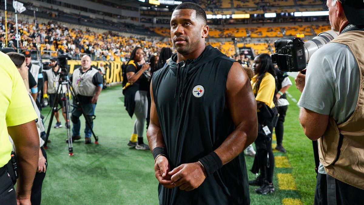 nPITTSBURGH, PA - OCTOBER 06: Pittsburgh Steelers quarterback Russell Wilson (3) looks on during the regular season NFL, American Football Herren, USA football game between the Dallas Cowboys and P...