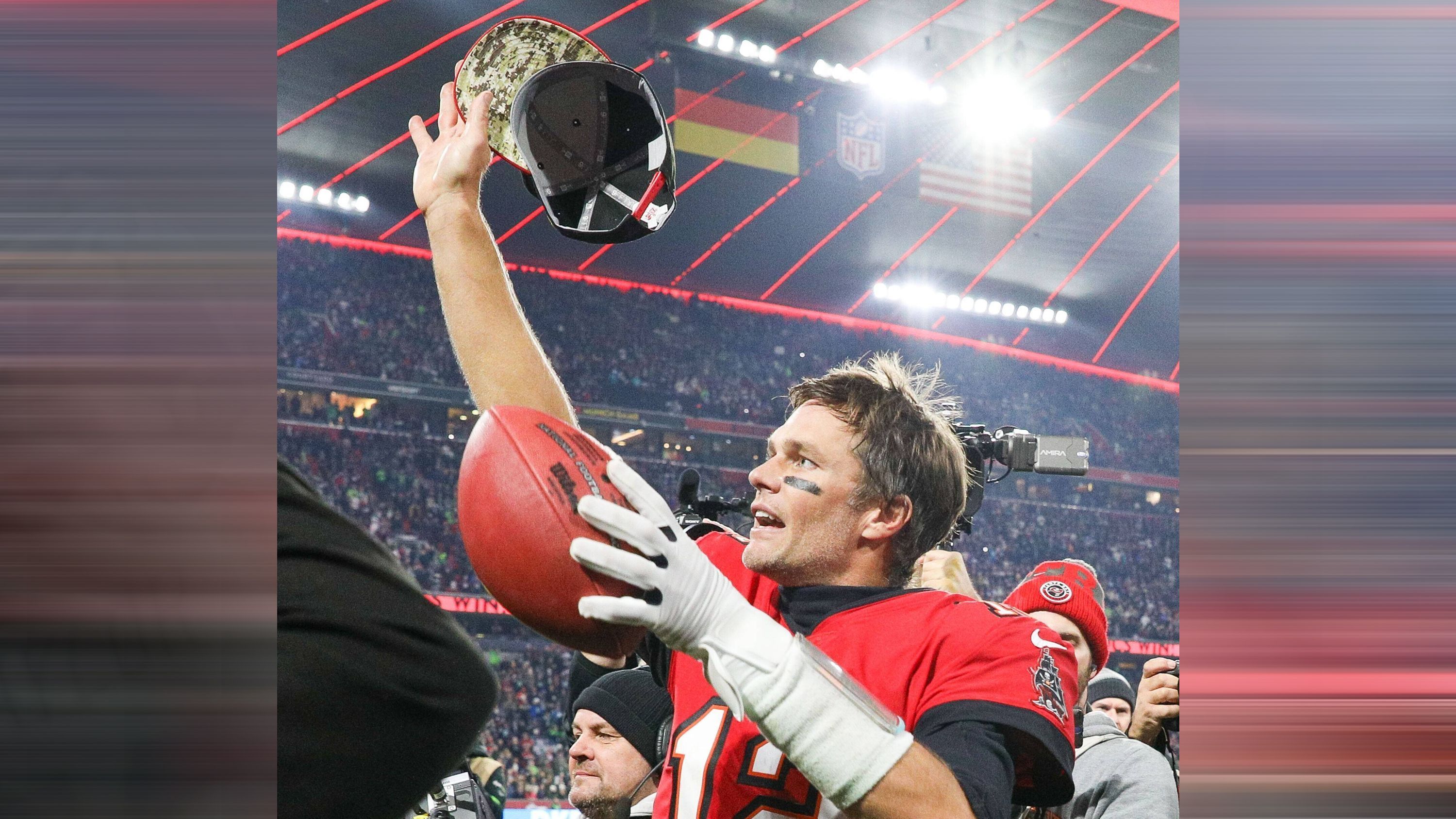 
                <strong>Tom Brady rockt die Allianz Arena: Spielfilm des G.O.A.T. beim Munich Game</strong><br>
                Der G.O.A.T. zog den Hut vor dem sensationellen Publikum, das die Arena über die gesamte Partie zum Kochen brachten.
              