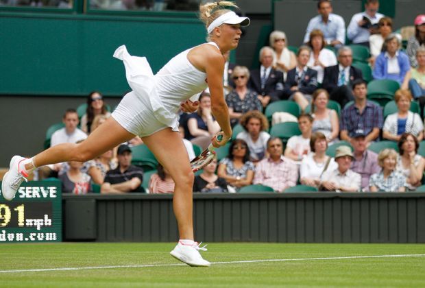 
                <strong>2012 Wimbledon </strong><br>
                In Wimbledon verlor Caroline 2012 in der ersten Runde mit 7:5, 6:7, 4:6 gegen Tamira Paszek. Ein Tiefpunkt in der erfolgreichen Karriere.
              