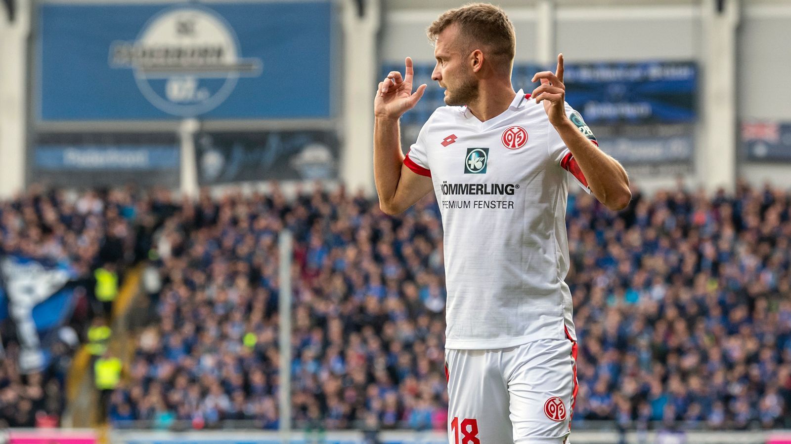 
                <strong>FSV Mainz 05 verwandelt den 25. Elfmeter in Folge</strong><br>
                Beim Mainzer Auswärtsspiel am 7. Spieltag in Paderborn sorgten die Gäste in der 32. Minute für einen neuen Bundesliga-Rekord. Routinier Daniel Brosinski brachte den FSV beim Aufsteiger durch ein Elfmetertor mit 2:1 in Führung. Historisch daran ist, dass es der 25. Bundesliga-Elfmeter in Folge war, den die Mainzer verwandeln konnten. Damit überbot der Bundesligist die alte Bestmarke des VfL Bochum mit 24 in Folge verwandelten Strafstößen im Zeitraum zwischen 1978 und 1982. (Quelle: twitter.com/OptaFranz)
              