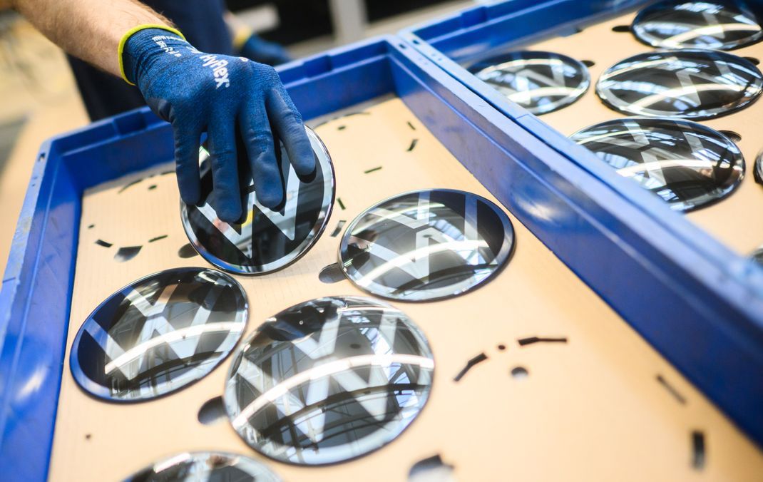 Der Autobauer Volkswagen hat sich bislang mit rund 20.000 Mitarbeitenden auf einen Job-Verzicht geeinigt. (Symbolbild)