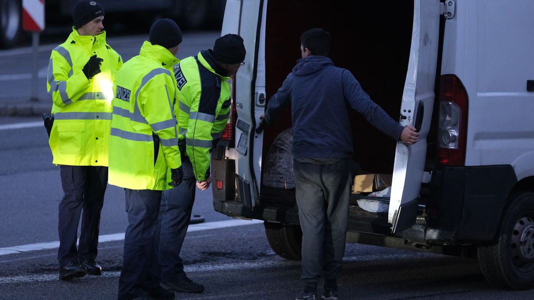 Bundespolizisten kontrollieren einen Kleintransporter nahe der deutsch-tschechischen Grenze. 