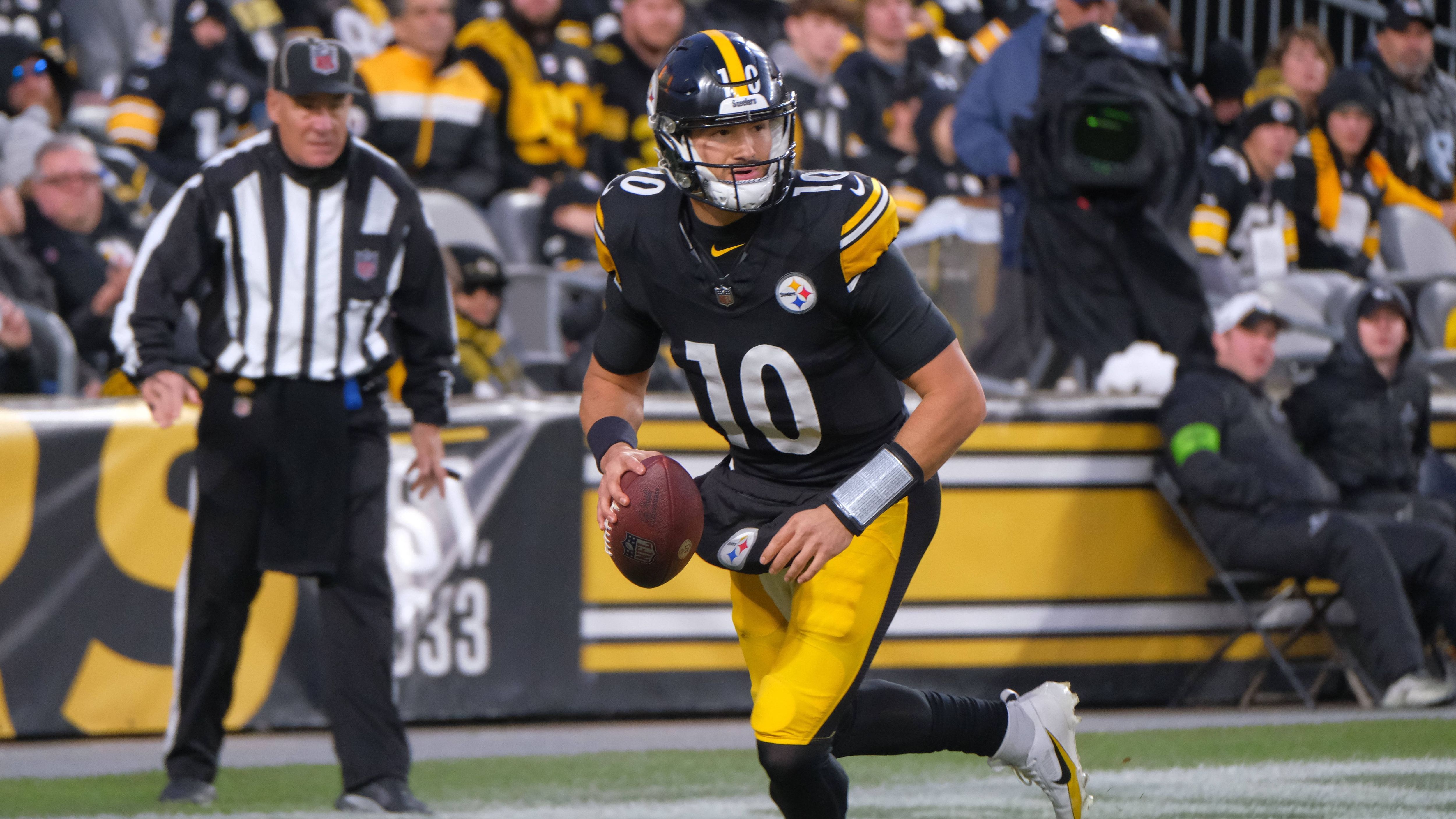 <strong>Pittsburgh Steelers: Mitchell Trubisky startet</strong><br>Nach der Verletzung rückte Backup Trubisky in die Starter-Rolle. Laut "ESPN" wurde zudem Trace McSorley in den Practice Squad aufgenommen. Die Steelers (7-5) liegen auf Platz 5 der AFC. In der heiß umkämpften AFC ist ein Verpassen der Playoffs nicht unwahrscheinlich. Nach den "Pats" warten Spiele bei den Indianapolis Colts, gegen die Bengals und bei den Seattle Seahawks.