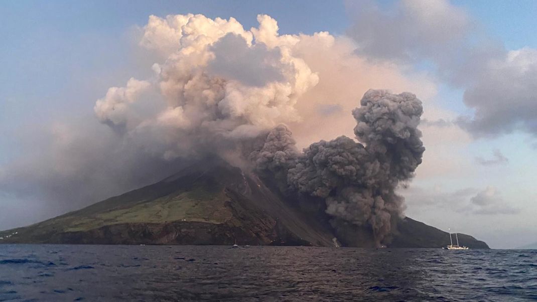 Auf der italienischen Mittelmeer-Insel Stromboli kommt der gleichnamige Vulkan nicht zur Ruhe. Aus Sorge vor einem heftigen Ausbruch hatten die Behörden die höchste Alarmstufe ausgerufen.