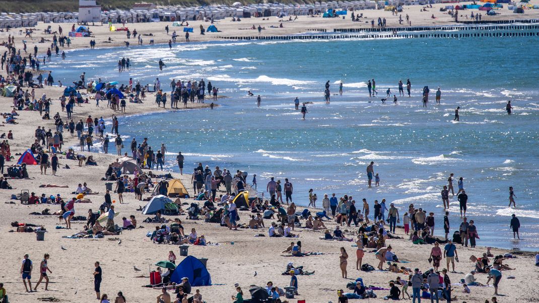 Bald könnte das Baden in der Ostsee - hier in Rostock (Mecklenburg-Vorpommern) - möglicherweise gefährlich werden.