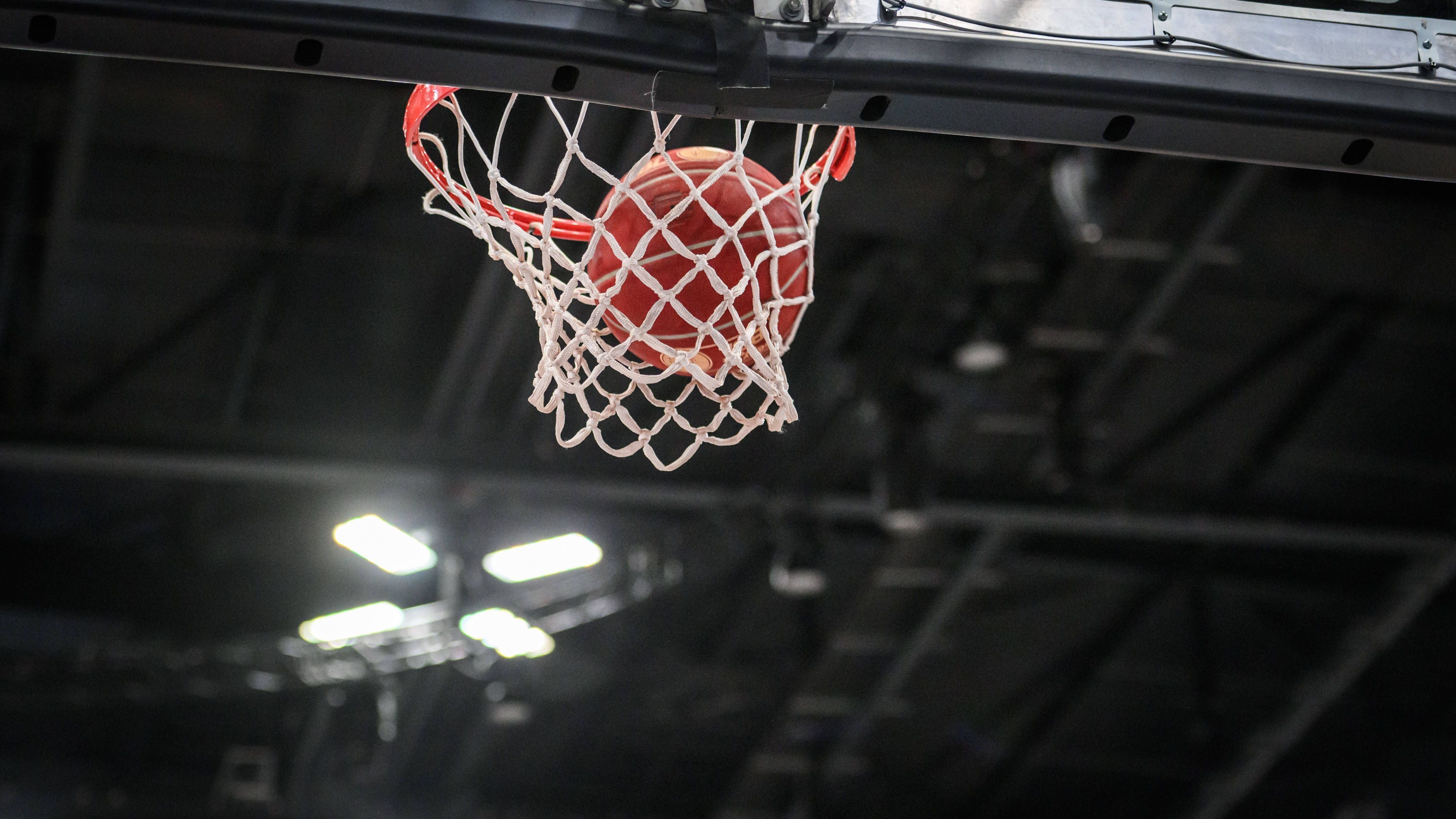 <strong>Nachholtermin für 0,3 Sekunden Basketball</strong><br>Für 0,3 Sekunden sollen in den Playoffs der zweiten irischen Basketballliga die Portlaoise Panthers und die Limerick Sport Eagles noch einmal aufeinandertreffen. Hintergrund: Beim ersten Duell sorgte ein Foul mit dem Schlussbuzzer für zwei verwandelte Freiwürfe, die den 80:78-Sieg für Limerick bedeuteten. Portlaoise legte Protest ein, da das Foul erst nach der Schlusssirene geschah.