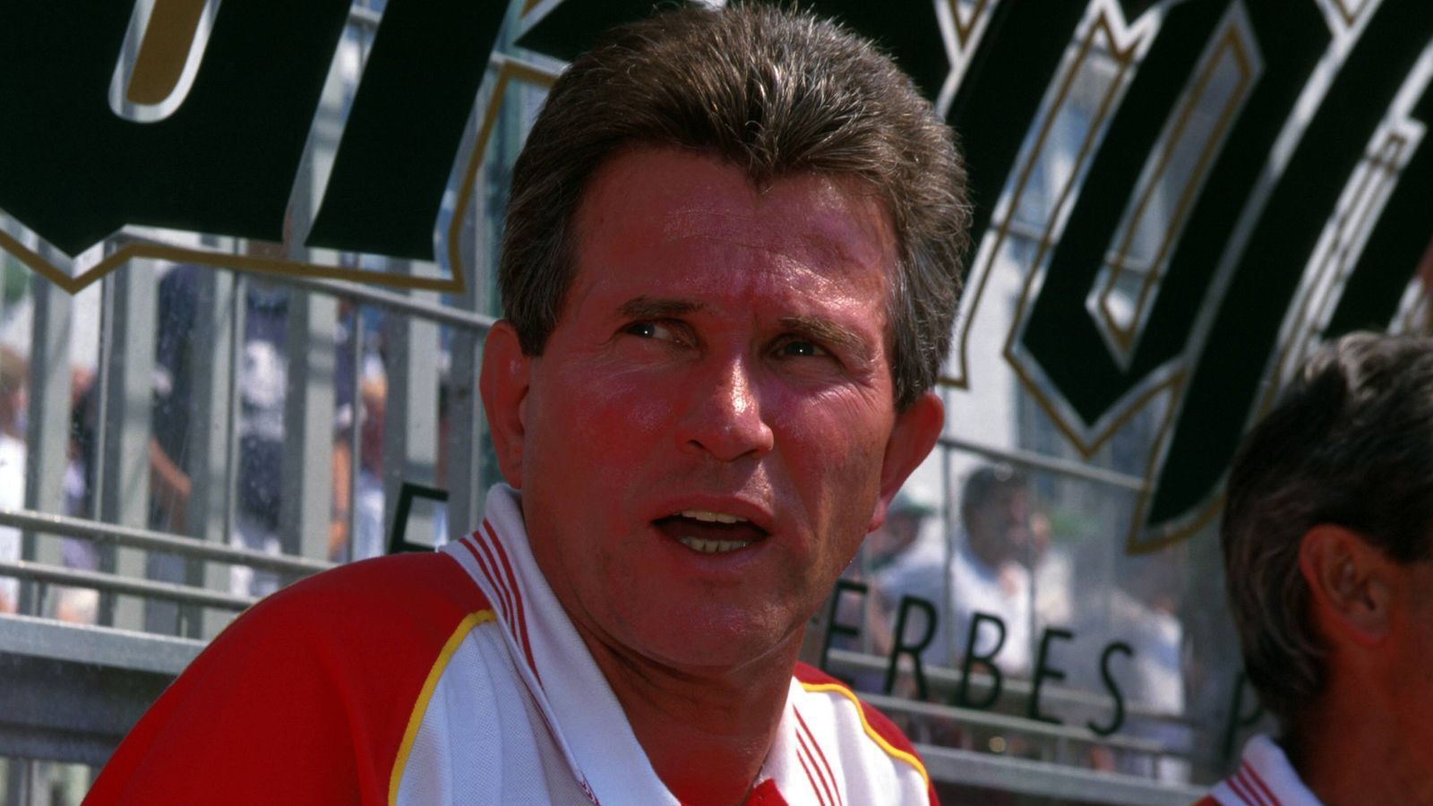 
                <strong>Biedere Stationen</strong><br>
                In der Folgezeit wird es sportlich bieder. Seine Amtszeit bei Benfica Lissabon dauerte nur ein bisschen länger als eine Saison. Im September 2000 reichte er seine Kündigung ein. Was von der Zeit in Portugal hängen blieb: Ein dritter Platz und die Tatsache, dass Heynckes Robert Enke zum Kapitän machte. Es zog ihn anschließend einmal mehr nach Spanien, erneut ins Baskenland. Die Jahre von 2001 bis 2003 waren sportlich solide, er ging nach Vertragsende wieder nach Deutschland.
              