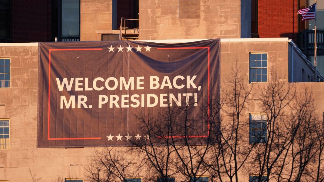 Ein Plakat mit dem Slogan "Welcome back, Mr. President" hängt in der Nähe der St. John's Episcopal Church gegenüber dem Weißen Haus, wo der designierte Präsident Donald Trump und seine Frau Melania am frühen Morgen an einem Gottesdienst teilnehmen werden, um den Tag von Trumps Amtseinführung zu beginnen. 