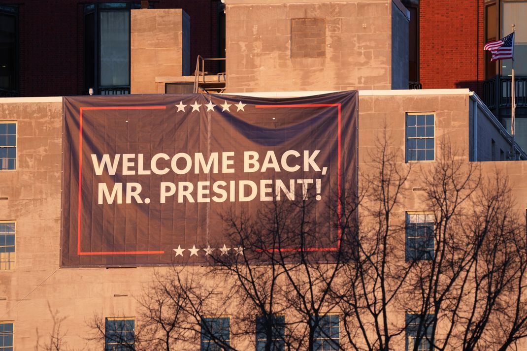 Ein Plakat mit dem Slogan "Welcome back, Mr. President" hängt in der Nähe der St. John's Episcopal Church gegenüber dem Weißen Haus, wo der designierte Präsident Donald Trump und seine Frau Melania am frühen Morgen an einem Gottesdienst teilnehmen werden, um den Tag von Trumps Amtseinführung zu beginnen. 