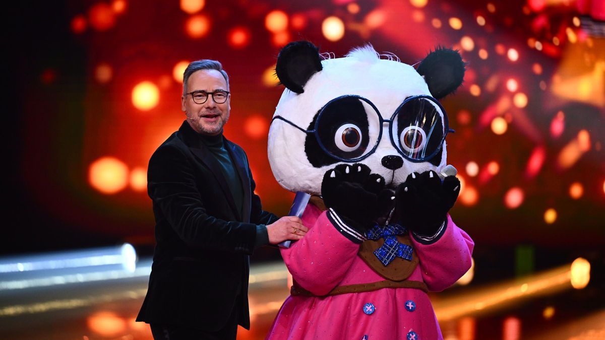 Matthias Opdenhövel und der Panda bei "The Masked Singer" 2024