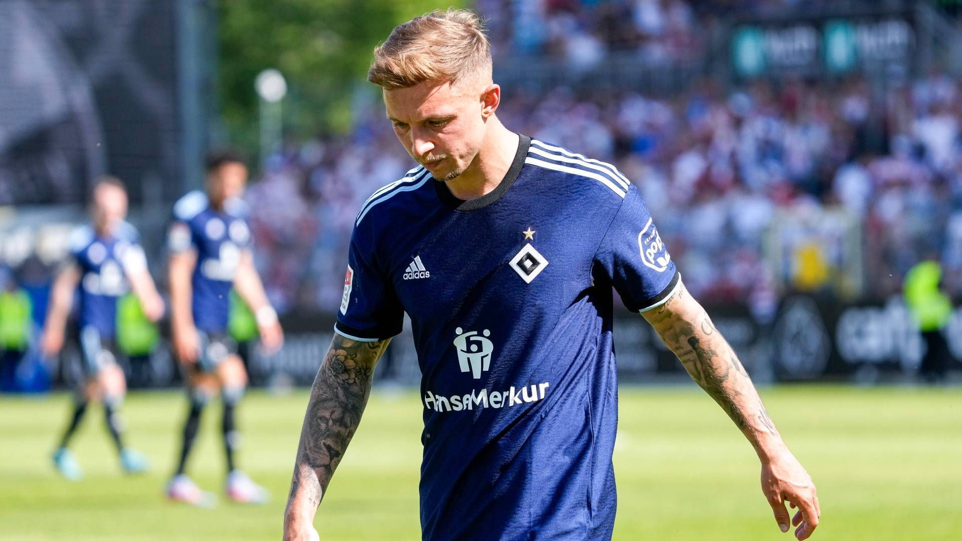 
                <strong>66 Punkte reichten (fast) immer zum Aufstieg</strong><br>
                Noch einmal zurück zu den bitteren HSV-Statistiken. 66 Punkte holten die Hamburger in der abgelaufenen Saison. Normalerweise ist das genug, um aufzusteigen. Erst einmal reichte diese Ausbeute nicht zum Aufstieg. Eintracht Braunschweig belegte nach der Saison 2016/17 wie der HSV jetzt Platz drei, musste in die Relegation - und scheiterte am VfL Wolfsburg.
              