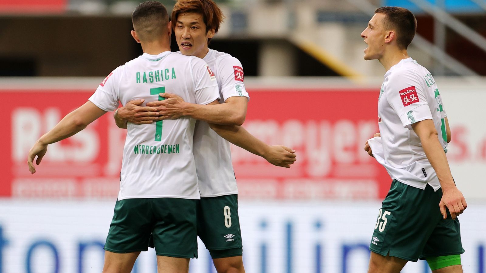 
                <strong>Samstag, 27. Juni 2020</strong><br>
                Der Samstag ist der Schicksalstag für Werder Bremen: Packt es Bremen mit einem Sieg gegen Köln noch auf den Relegationsplatz? Dafür müsste Düsseldorf bei Union Berlin Punkte lassen. Im Fernduell um die Champions League spielt Gladbach gegen Hertha BSC und Leverkusen daheim gegen Mainz.
              