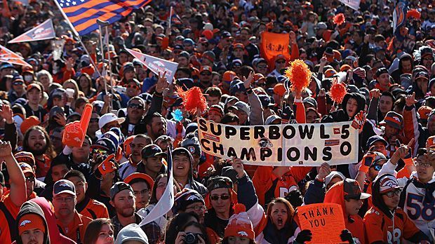 
                <strong>Sieger-Parade der Denver Broncos</strong><br>
                Feste werden gefeiert wie sie fallen! Mit der obligatorischen Sieger-Parade zelebrieren die Denver Broncos ihren Super-Bowl-Sieg über die Carolina Panthers. Schon Stunden vor dem Beginn säumen die Fans die Route, die Peyton Manning und Co. später nehmen werden.
              