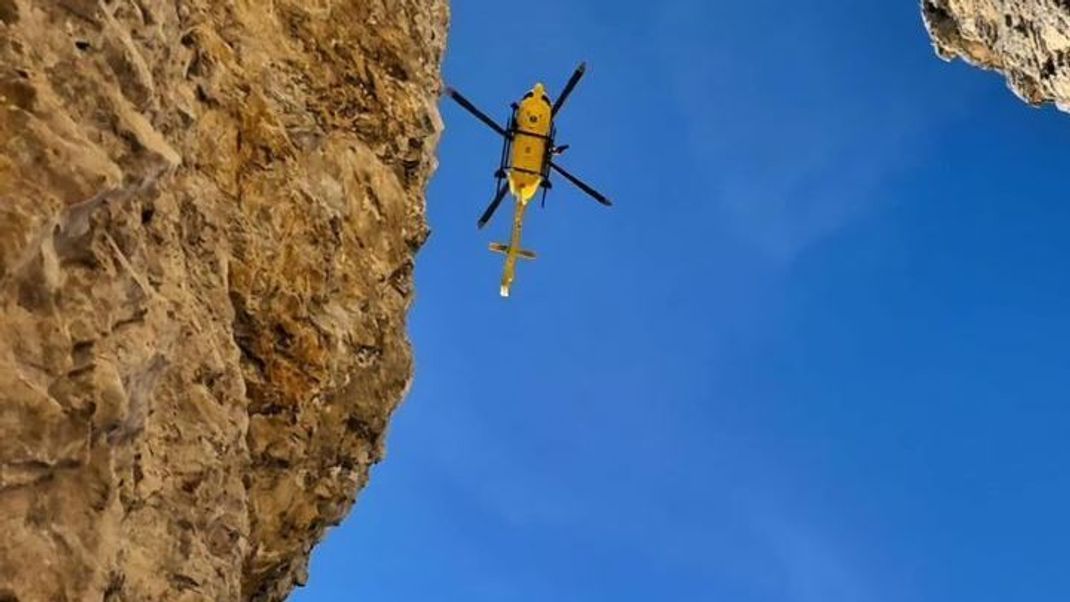 Ein Hubschrauber der italienischen Bergrettung ist im Einsatz. 