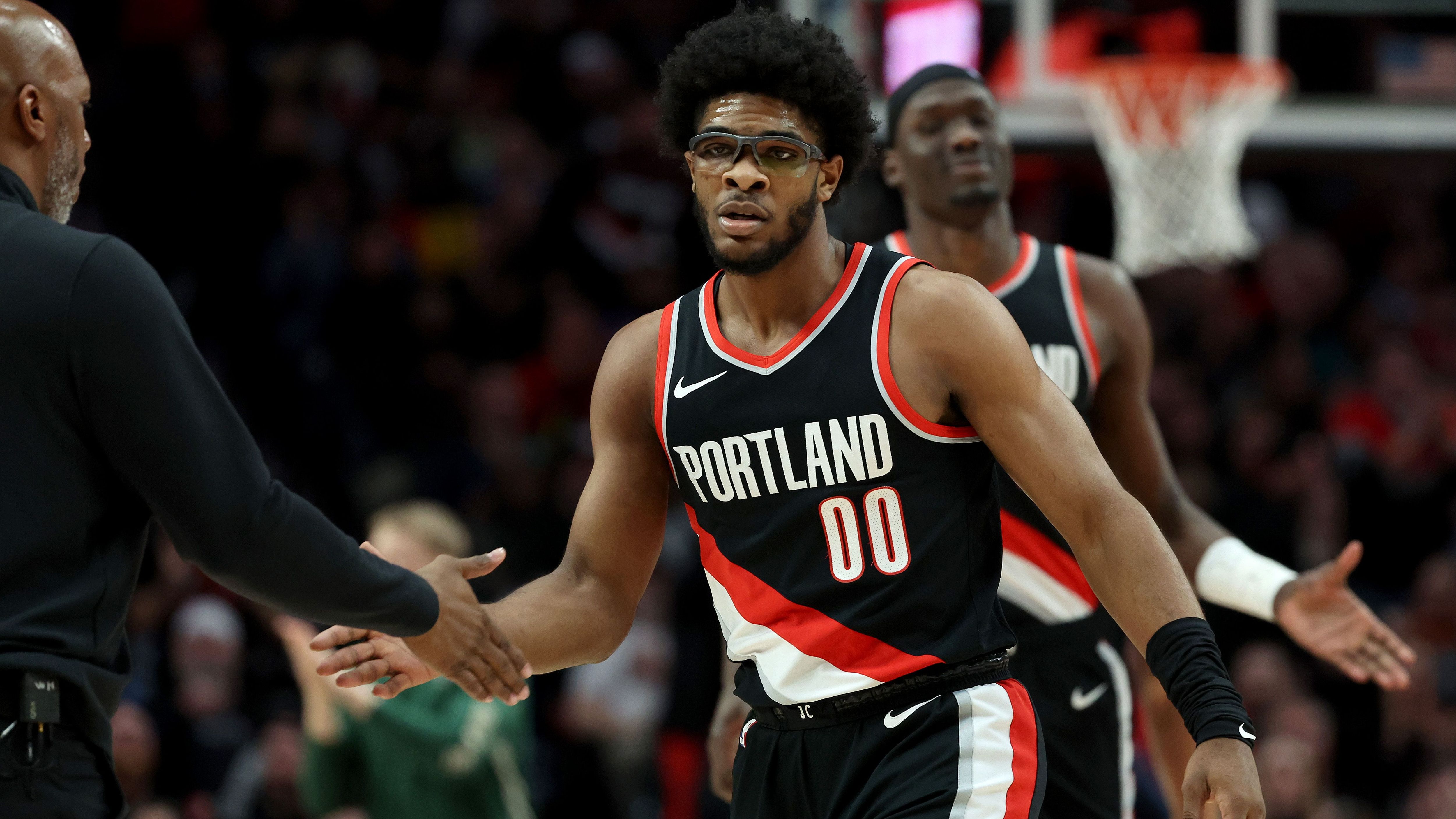 <strong>26. Portland Trail Blazers (zuvor Rang 26, 19:54)</strong> <br>Der Kampf um die beste Ausgangsposition für den Draft hat auch die Blazers schon lange erreicht. Inzwischen sind es acht Niederlagen in Folge. Der Vorsprung auf die Spurs und damit die schlechteste Bilanz im Westen beträgt nur noch 2,0 Spiele. Offensiv sind die Blazers das drittschlechteste Team. Die mieseste Bilanz seit 18 Jahren.