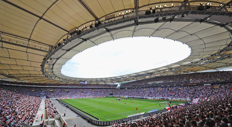 
                <strong>EM-Stadion: Mercedes-Benz Arena Stuttgart</strong><br>
                60.449 PlätzeBei der WM 2006 fanden hier vier Gruppenspiele, ein Achtelfinale und das Spiel um Platz drei statt.
              