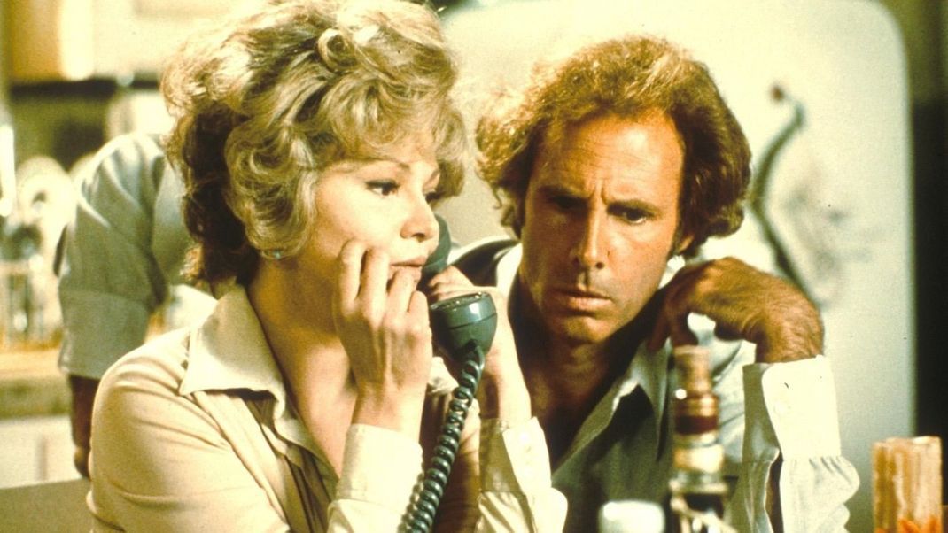 Gaunerin Tyler Blanche (Barbara Harris) versucht, gemeinsam mit ihrem Freund George (Bruce Dern) in "Familiengrab" einen Millionärserben ausfindig zu machen.