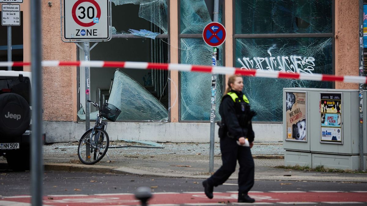 Schwere Schäden durch mutmaßliche Kugelbombe