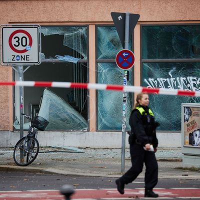 Schwere Schäden durch mutmaßliche Kugelbombe