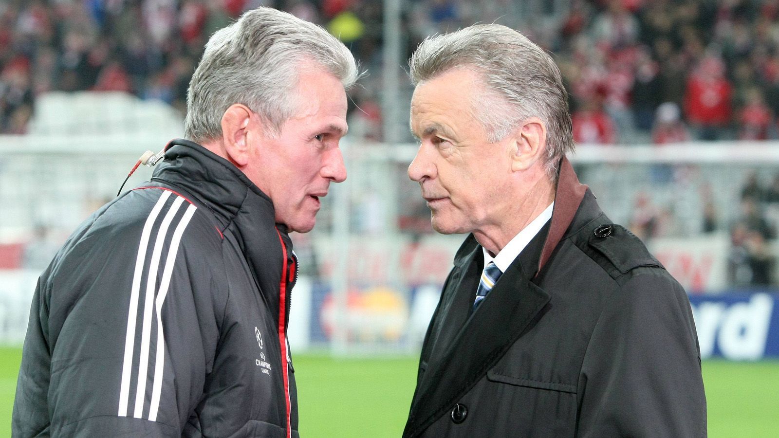 
                <strong>Respektsperson mit väterlicher Verbundenheit  </strong><br>
                Ein Blick auf die Trainer des FC Bayern in den vergangenen Jahren zeigt, dass vor allem zwei Trainer von ähnlichem Typ funktionierten und bis heute größte Hochachtung in der Führungsetage genießen. Die Rede ist von Jupp Heynckes (74) und Ottmar Hitzfeld (70): Beide vereinten als Bayern-Trainer sehr viel von dem, was auch Bayerns neuer Cheftrainer benötigt. Als Respektsperson für Spieler und Verantwortliche holten die beiden Trainer-Legenden so 23 Titel, darunter je einmal die Champions League, an die Isar.
              