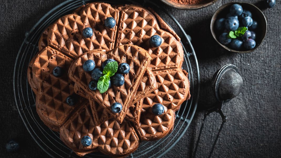 Wer Schokolade mag, wird diese Waffeln lieben! Mit Beeren als Topping schmeckt diese Waffel-Variante einfach himmlisch.