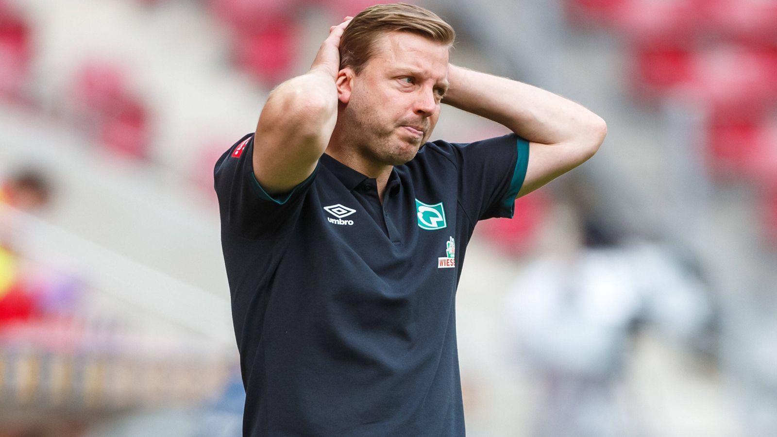 
                <strong>Florian Kohfeldt (SV Werder Bremen)</strong><br>
                Die Vereinsführung hat trotz des sportlichen Absturzes stets zu Florian Kohfeldt (Vertrag bis Sommer 2023) gehalten. Nun soll laut "bild.de" allerdings ein Machtkampf um diese Personalie entstanden sein. Der sechsköpfige Aufsichtsrat soll sich vor zwei Wochen zusammengesetzt und über die Zukunf von Kohfeldt gesprochen haben – und zwar unabhängig von der Ligazugehörigkeit. Das Ergebnis: Drei möchten mit Kohfeldt weitermachen, drei fordern die Entlassung. Die Entscheidung lag somit bei Aufsichtsrats-Boss Marco Bode, der für Kohfeldt stimmte. Bei einem Abstieg dürfte das Thema erneut auf den Tisch kommen.   
              