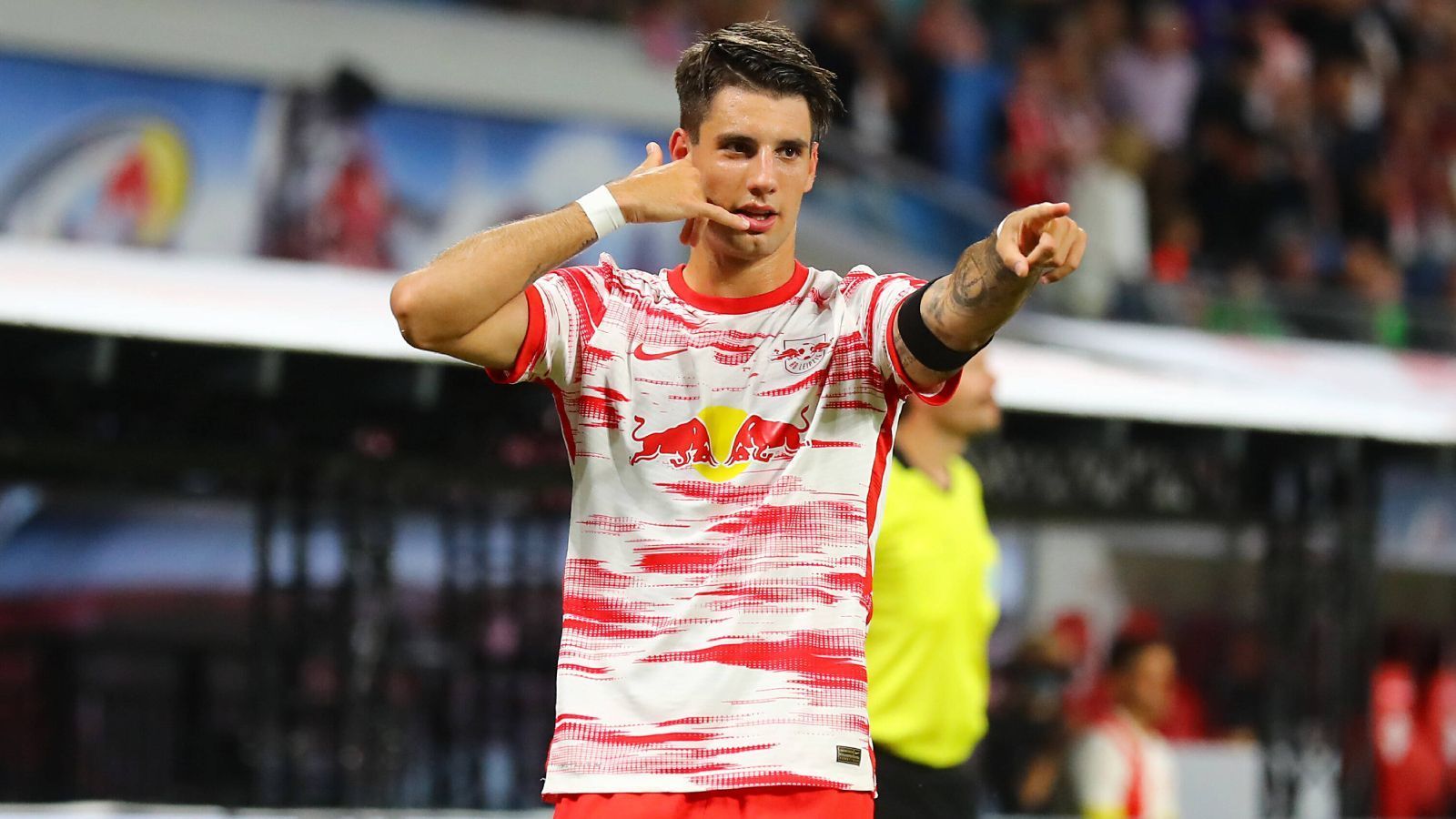 
                <strong>Gewinner: Dominik Szoboszlai</strong><br>
                Bereits am Freitagabend besiegte RB Leipzig den Tabellenführer aus Stuttgart furios mit 4:0. Eine Galavorstellung lieferte dabei Dominik Szoboszlai ab. Der Ungar, der die komplette letzte Rückrunde sowie die Europameisterschaft verpasste, zeigte gegen den VfB was in seinem rechten Fuß steckt und bezauberte das Publikum in Leipzig vor allem mit seinem zweiten Tor, wo er seine überragende Schusstechnik mit einem scharfen Flugball in den Sechzehner bewies, der direkt hinter Florian Müller ins Tor einschlug. Die Bundesliga könnte hier einen neuen Star haben.
              