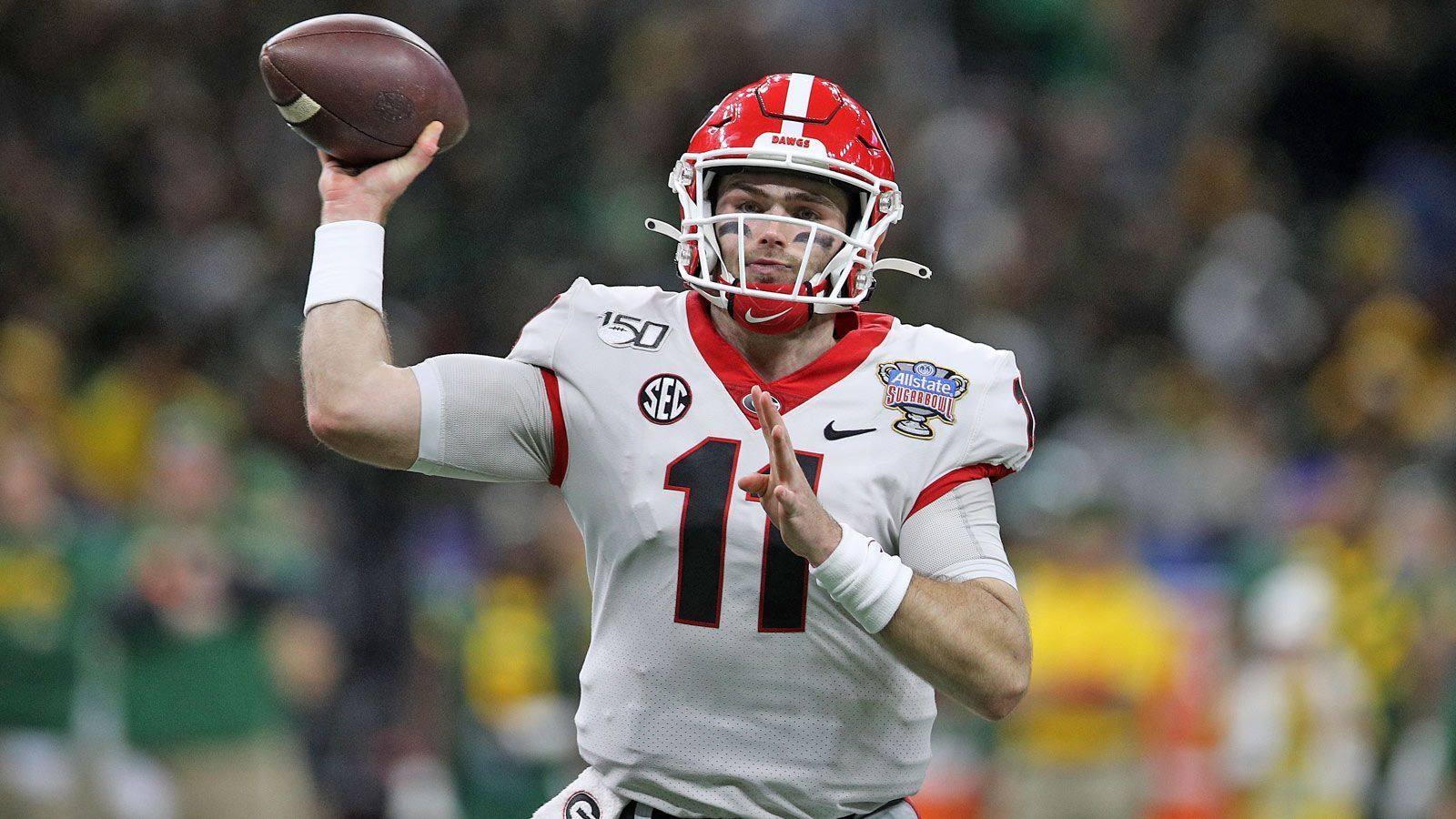 
                <strong>Jake Fromm (Georgia) </strong><br>
                Jake Fromm steht nicht nur wegen seines Könnens auf dem Feld bei vielen Teams hoch im Kurs. So soll er vor allem charakterlich überzeugen und eine sehr hohe Arbeitsethik besitzen. Doch auch seine Fähigkeiten am Ball machen ihn zu einem möglichen Erstrunden-Pick. So wird er als ruhiger und solider Game-Manager angesehen, der oftmals die richtigen Entscheidungen trifft. 2019 sammelte Fromm 2860 Yards und 24 Touchdowns. Von den Experten wird der 21-Jährige zu Beginn seiner Karriere als typischer Backup-Quarterback in der NFL angesehen. Dennoch gehört er in dieser Draft-Klasse zu den besseren Alternativen und könnte sich in der NFL eher früher als später einen Namen machen. Vom Spielstil ist Fromm mit Andrew Luck zu vergleichen. 
              