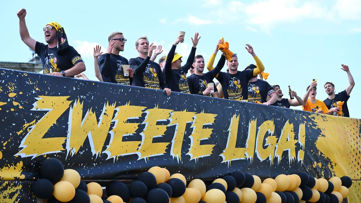 Aufstiegsfeier auf dem Dresdner Terrassenufer inmitten der historischen Altstadt, Truck, Partytruck, die Mannschaft feiert auf einem Truck inmitten ihrer Fans an der Elbe, Aufstiegsparty, Feier, Pa...