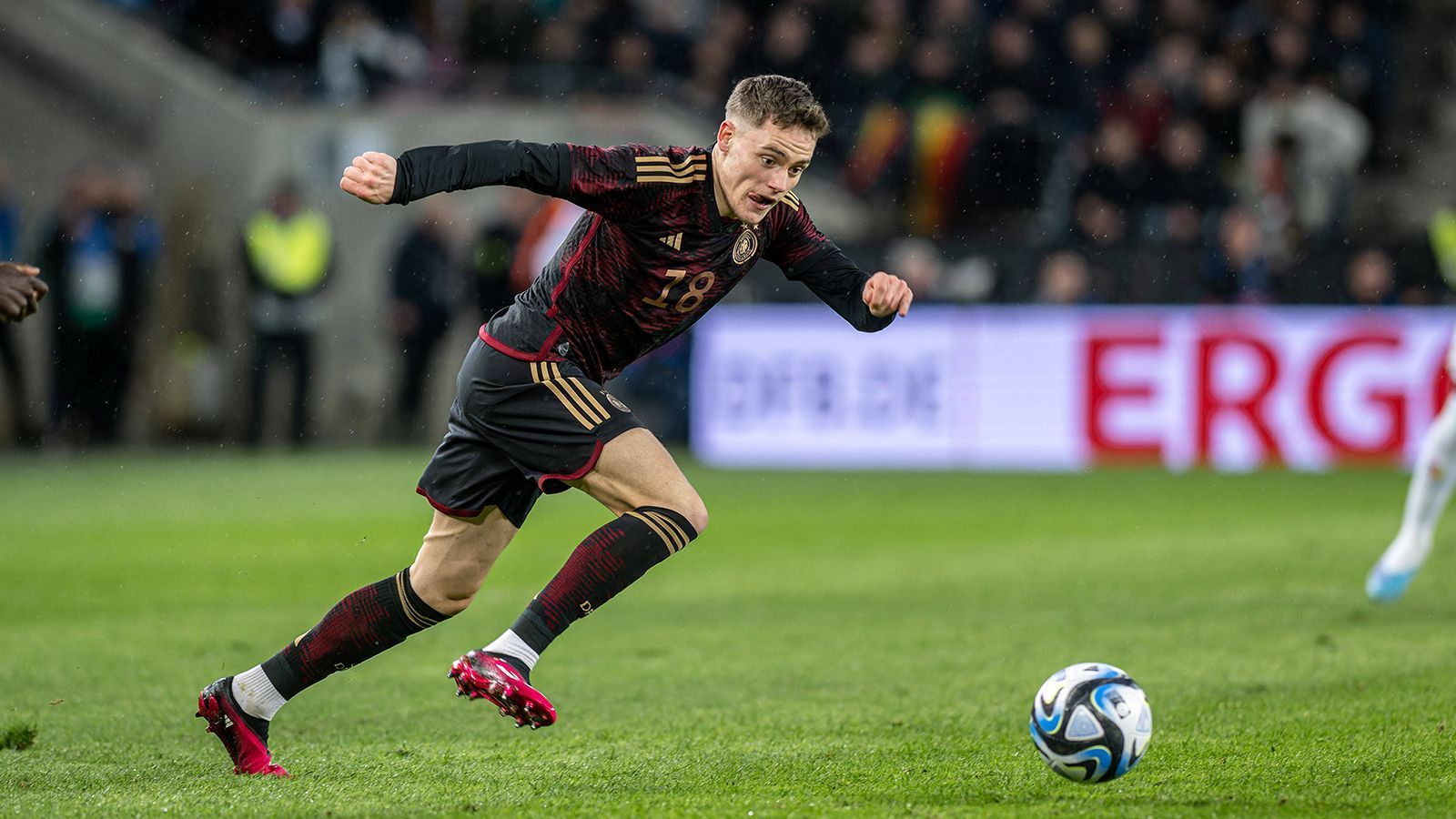 
                <strong>Verlierer: Florian Wirtz</strong><br>
                Der Leverkusener soll auf lange Sicht gemeinsam mit Musiala zum Gesicht und Highlightspieler der deutschen Mannschaft werden. Derzeit kann er diesen Auftrag noch nicht ausfüllen. Nach dessen langer Verletzungspause wollte Flick das Supertalent offensichtlich mit aller Macht wieder integrieren – auch auf dem Platz. Das allerdings ging gründlich schief.  Nach schwachem Auftritt gegen Peru hatte der Bundestrainer gegen Belgien schon nach einer halben Stunde genug gesehen. Völlig wirkungslos und ohne Bindung war der 19-Jährige geblieben. "Es ist halt so, er hatte heute nicht seinen besten Tag. Da muss er auch durch. Aber er ist so gut. Ich glaube, das spornt ihn eher noch an", meinte Flick. Nicht nur er hofft auf eine Trotzreaktion.
              