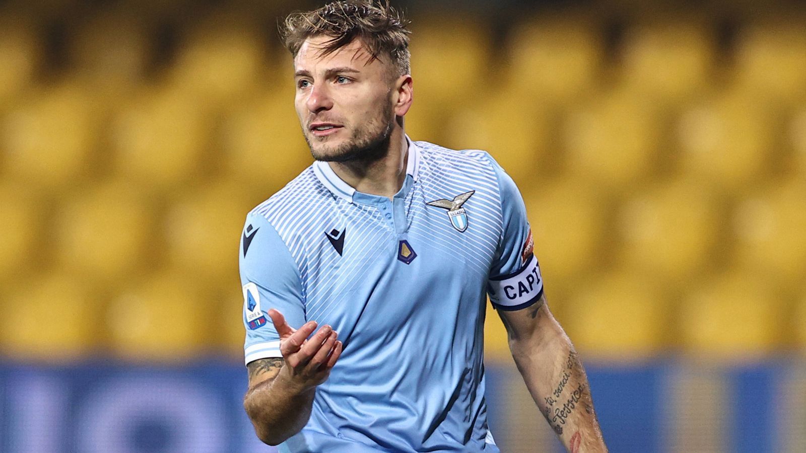 
                <strong>Angriff: Ciro Immobile (Lazio Rom)</strong><br>
                Der Italiener spielt zwar nicht bei einem Top-Klub und gewann im vergangenen Jahr auch keine Titel, aber Immobile liefert seit nunmehr einigen Jahren eine unfassbare Torquote ab. Lazio wurde in der Vorsaison Vierter in der Serie A, spielte aber lange Zeit um die Meisterschaft mit. Der Stürmer traf in 37 Spielen 36 Mal und sicherte sich so europaweit den goldenen Schuh. In dieser Saison steht Immobile erneut bereits bei sieben Treffern.
              