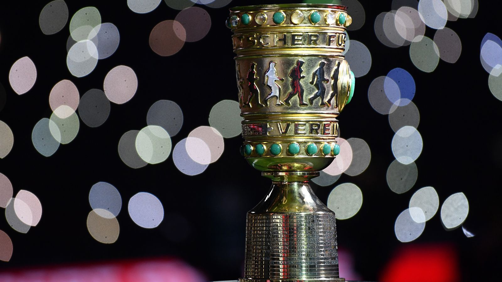 
                <strong>DFB-Pokal: Die Prämien für die Saison 2018/19</strong><br>
                Wie der "Kicker" berichtet, schüttet der DFB in der Pokal-Saison 2018/19 insgesamt 52 Millionen Euro an Prämien aus. ran.de zeigt, wie viel die Klubs in den unterschiedlichen Runden kassieren können. (Quelle: Kicker)
              