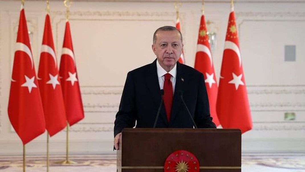 Am 10. August 2014 gewann Recep Tayyip Erdoğan die Präsidentschaftswahl und wurde damit zum 12. Präsidenten der Türkei gewählt.